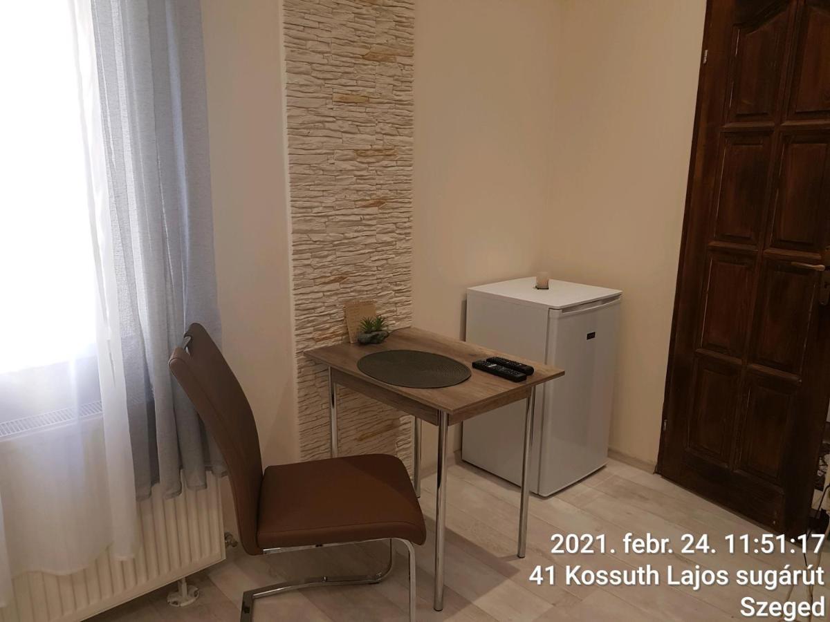 Rozsa Apartmanhaz แซแก็ด ภายนอก รูปภาพ
