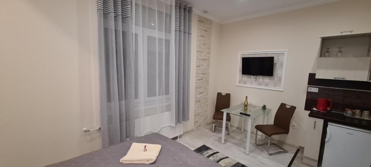 Rozsa Apartmanhaz แซแก็ด ภายนอก รูปภาพ