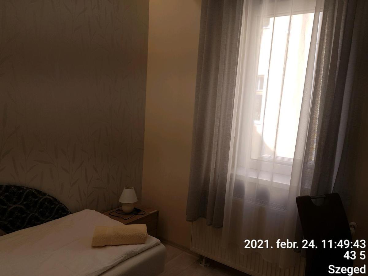 Rozsa Apartmanhaz แซแก็ด ภายนอก รูปภาพ